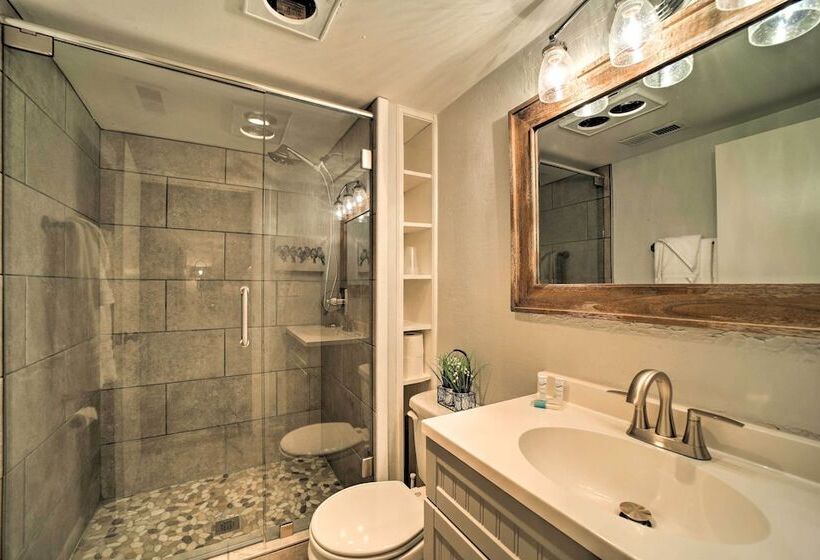 Bright Farmhouse W/ Hot Tub & Mountain View!