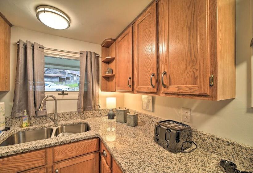 Bright Farmhouse W/ Hot Tub & Mountain View!