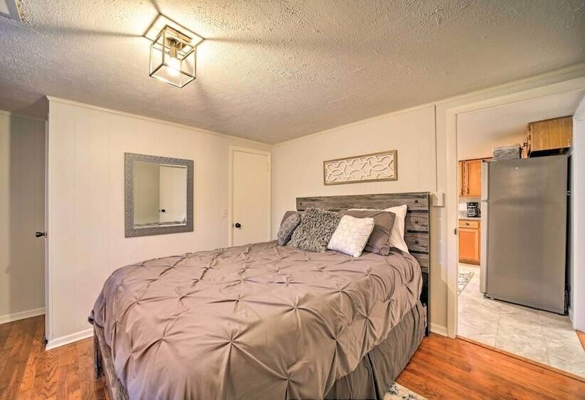 Bright Farmhouse W/ Hot Tub & Mountain View!