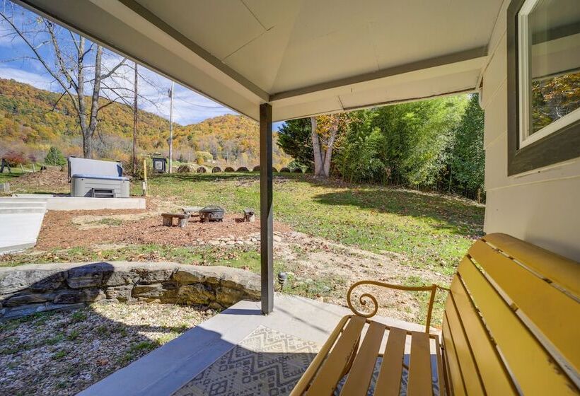 Bright Farmhouse W/ Hot Tub & Mountain View!