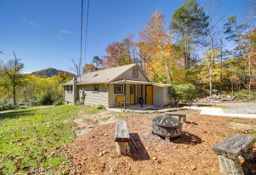 Bright Farmhouse W/ Hot Tub & Mountain View!