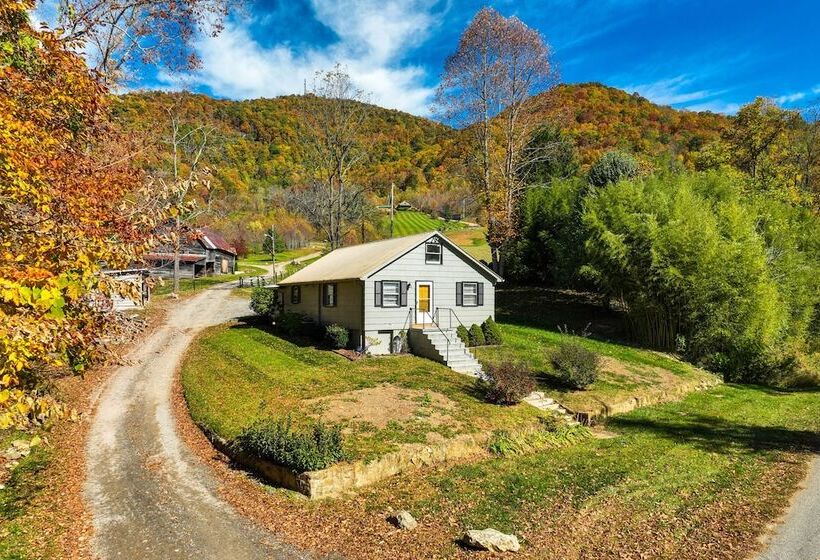 Bright Farmhouse W/ Hot Tub & Mountain View!
