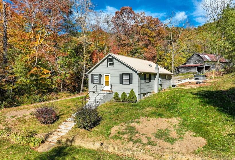 Bright Farmhouse W/ Hot Tub & Mountain View!