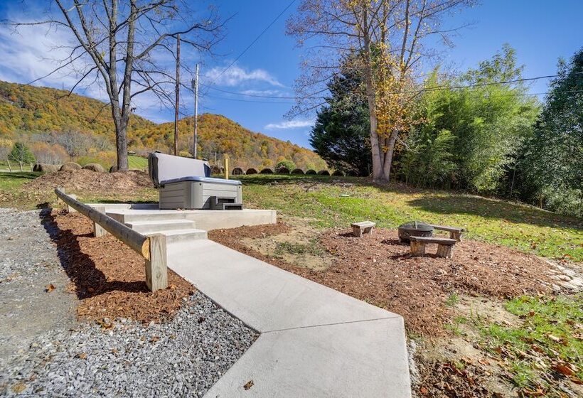 Bright Farmhouse W/ Hot Tub & Mountain View!