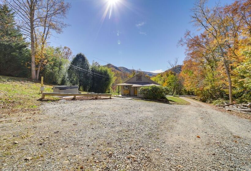 Bright Farmhouse W/ Hot Tub & Mountain View!