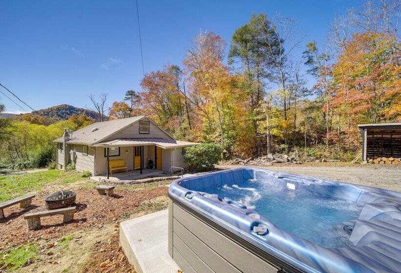 Bright Farmhouse W/ Hot Tub & Mountain View!