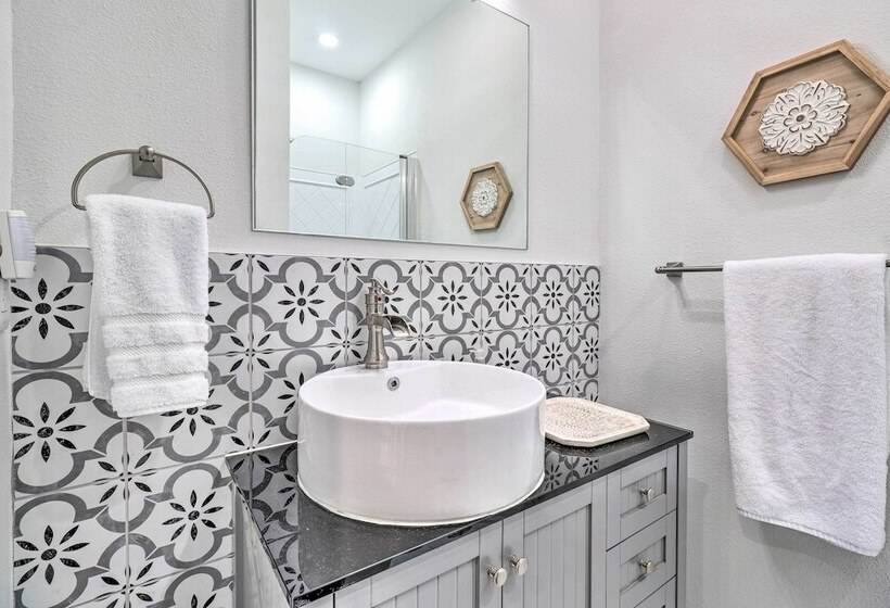 Charming Temple Home Near Hospital & College