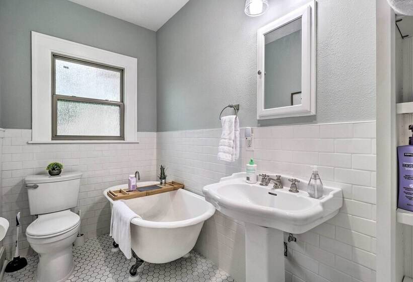 Charming Temple Home Near Hospital & College