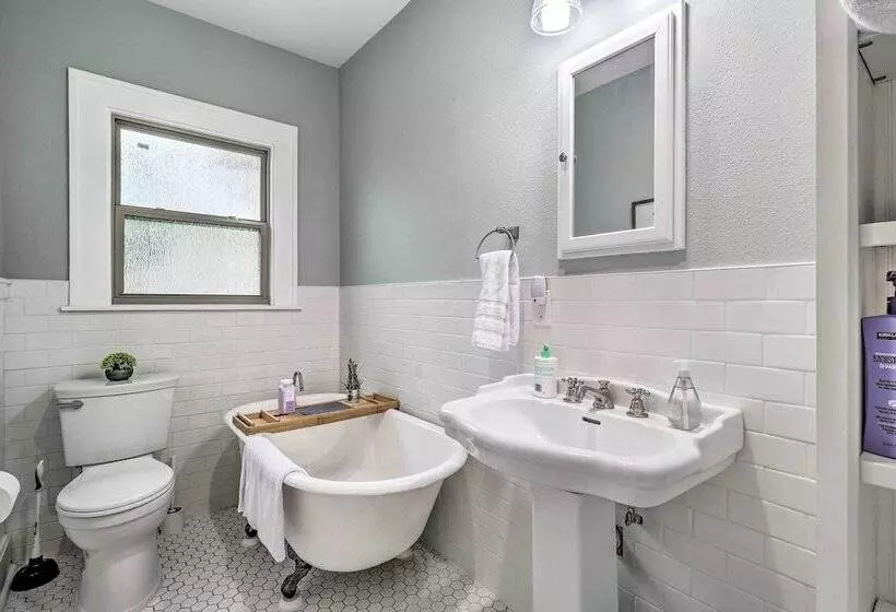 Charming Temple Home Near Hospital & College