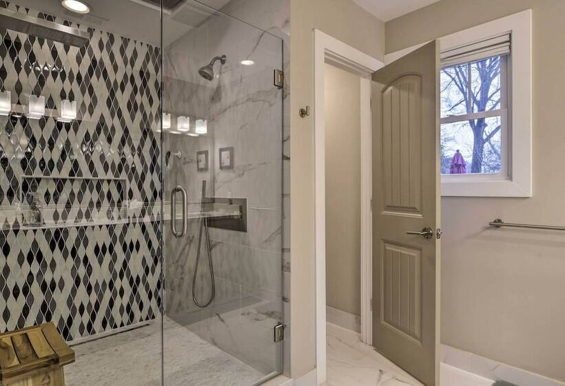 Chic, Central Downtown Duplex ~ 1 Mile To Duke!