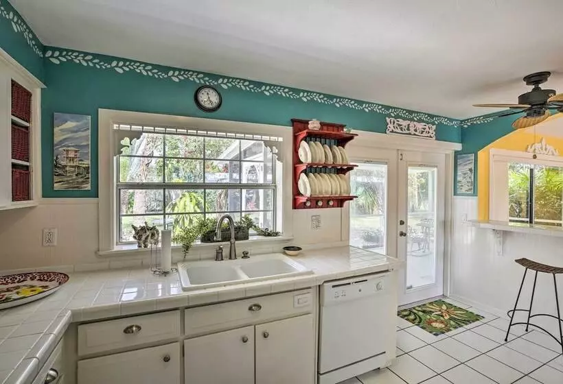 Cape Coral Home W/ Yard < 1 Mi To Dtwn!