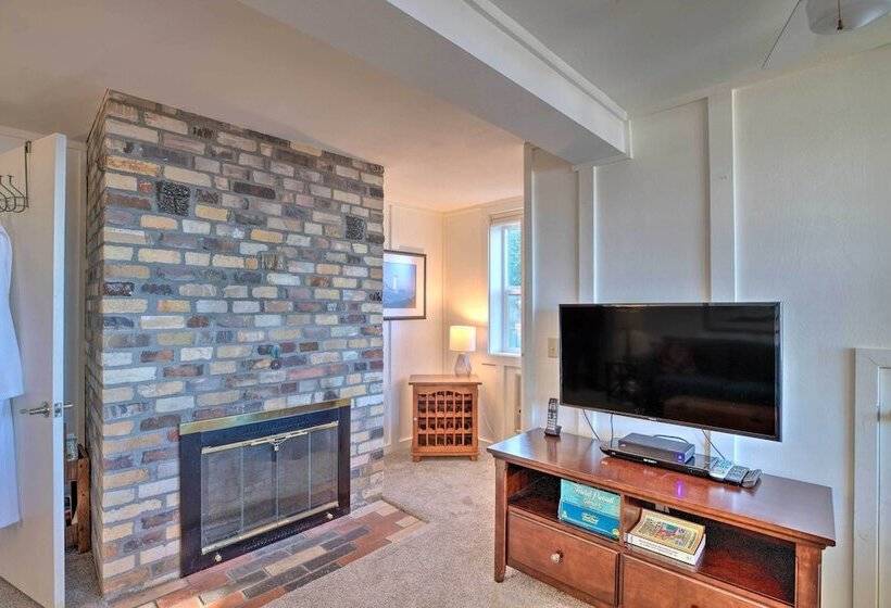 Exquisite Oceanside House W/ Pacific Views & Deck!