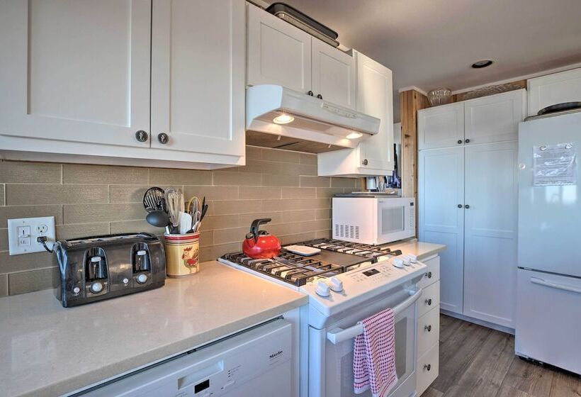 Exquisite Oceanside House W/ Pacific Views & Deck!