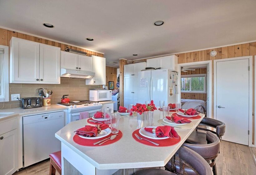 Exquisite Oceanside House W/ Pacific Views & Deck!