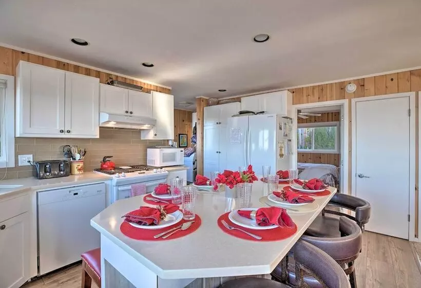 Exquisite Oceanside House W/ Pacific Views & Deck!