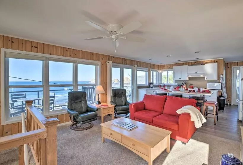 Exquisite Oceanside House W/ Pacific Views & Deck!
