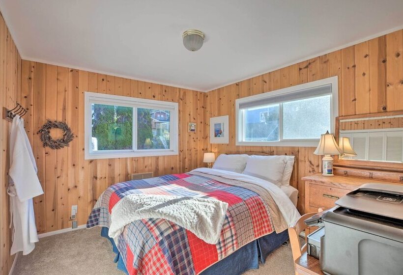 Exquisite Oceanside House W/ Pacific Views & Deck!