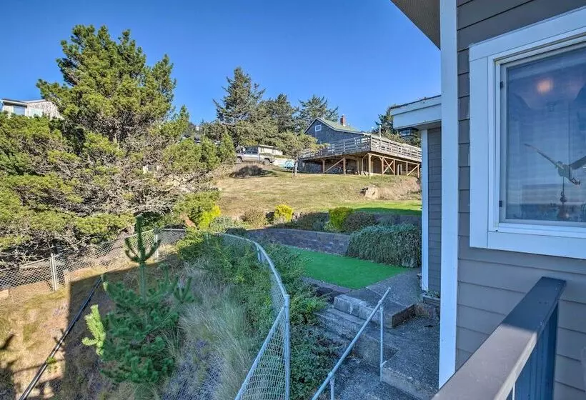 Exquisite Oceanside House W/ Pacific Views & Deck!