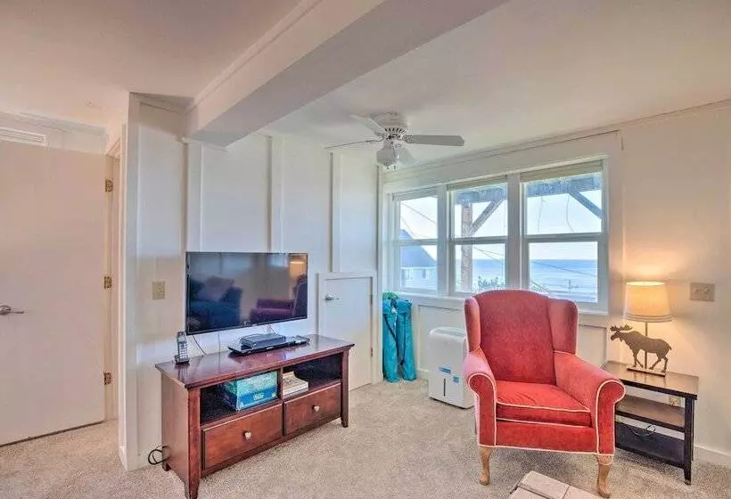 Exquisite Oceanside House W/ Pacific Views & Deck!