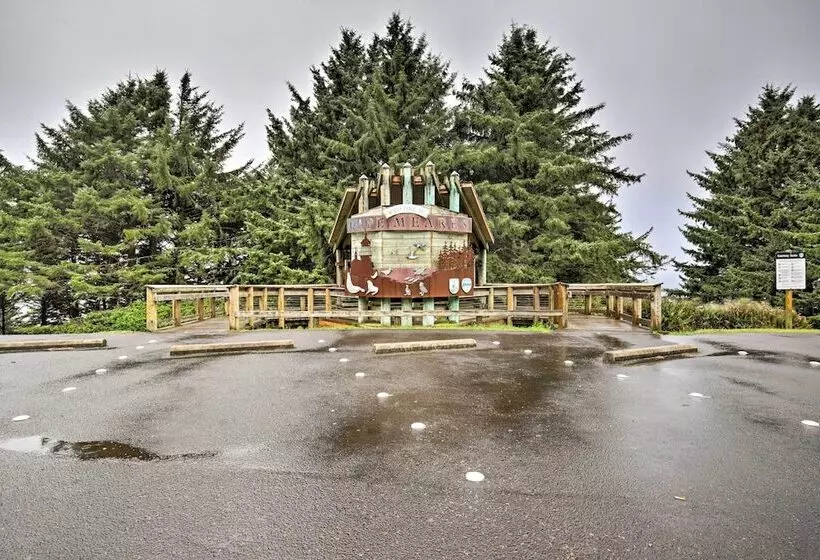 Exquisite Oceanside House W/ Pacific Views & Deck!