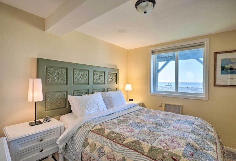 Exquisite Oceanside House W/ Pacific Views & Deck!