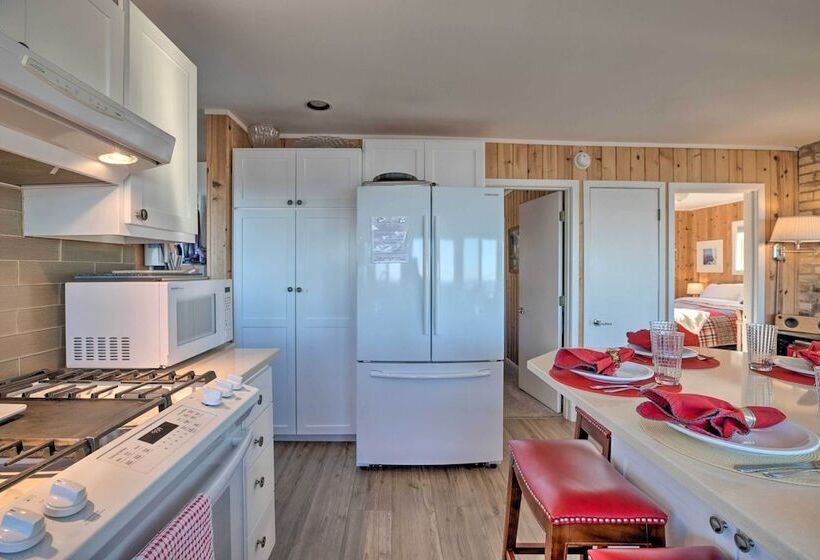 Exquisite Oceanside House W/ Pacific Views & Deck!