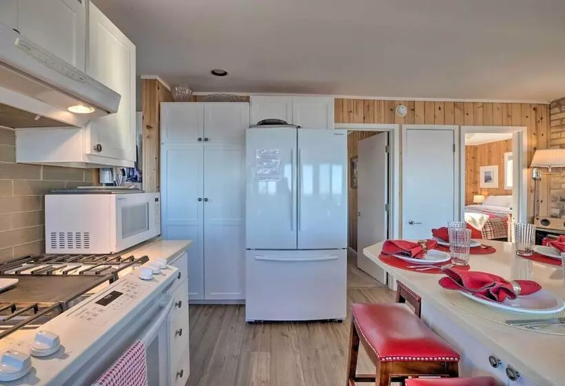 Exquisite Oceanside House W/ Pacific Views & Deck!