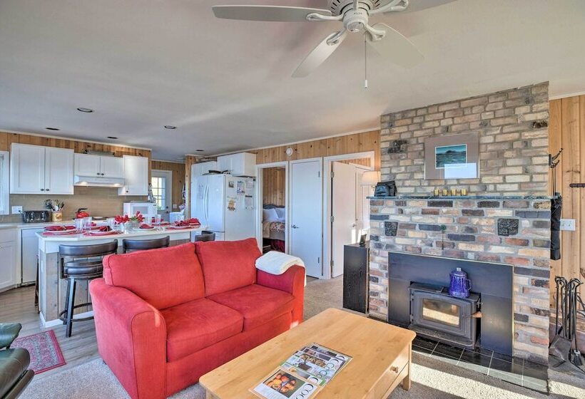 Exquisite Oceanside House W/ Pacific Views & Deck!