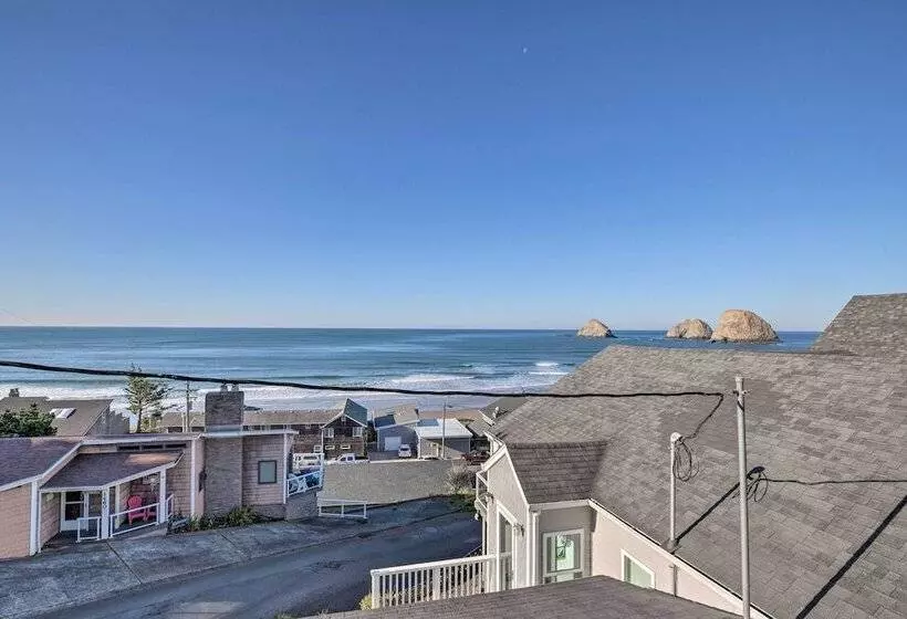 Exquisite Oceanside House W/ Pacific Views & Deck!