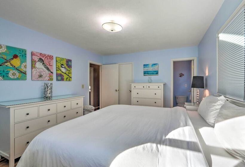 Family Friendly Woodbury Home With Yard + Deck!