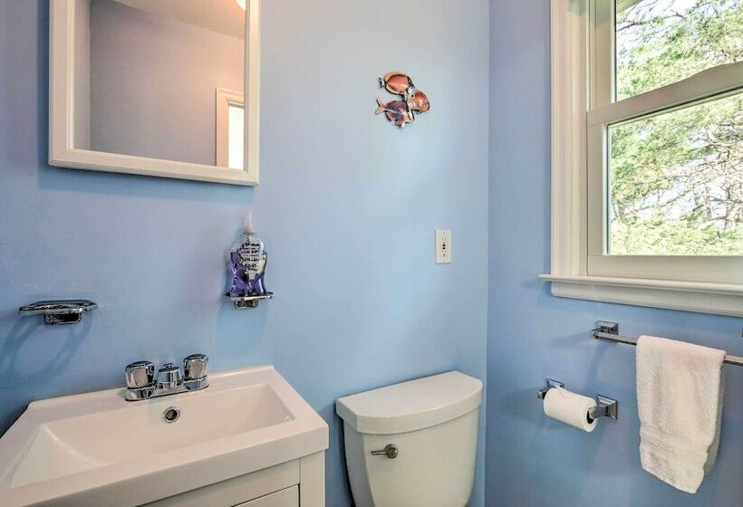 Family Friendly Woodbury Home With Yard + Deck!