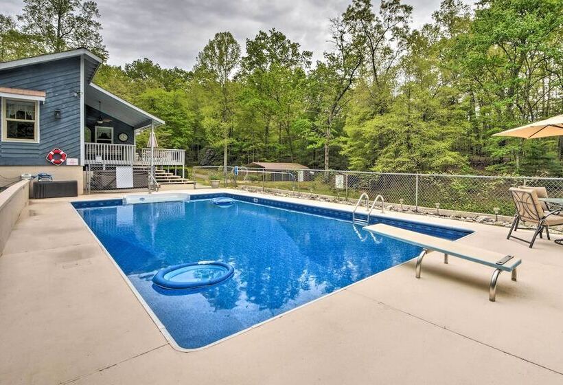 Private Pool, Hot Tub & Yard: Serene Murphy Home