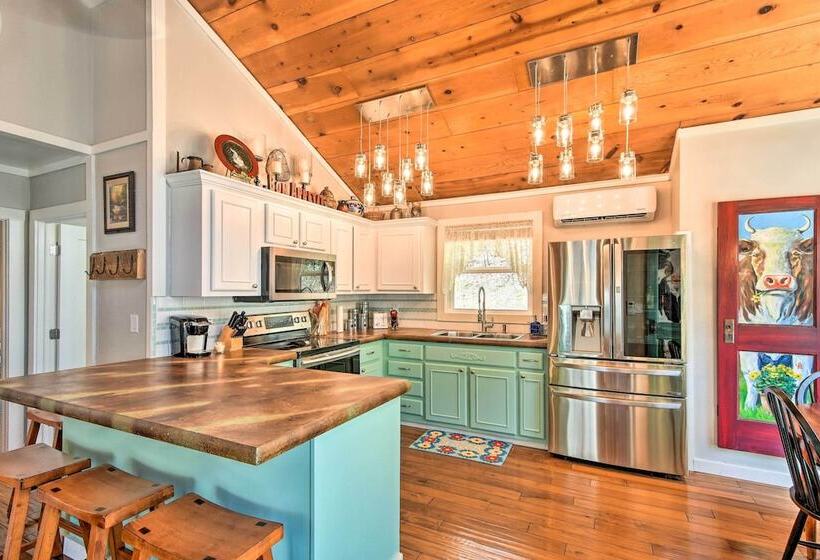 Private Pool, Hot Tub & Yard: Serene Murphy Home