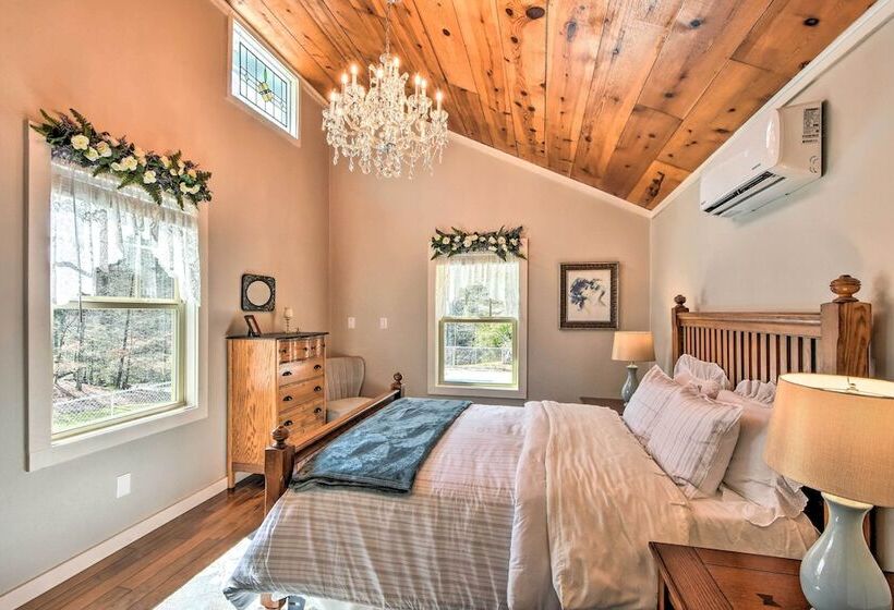 Private Pool, Hot Tub & Yard: Serene Murphy Home