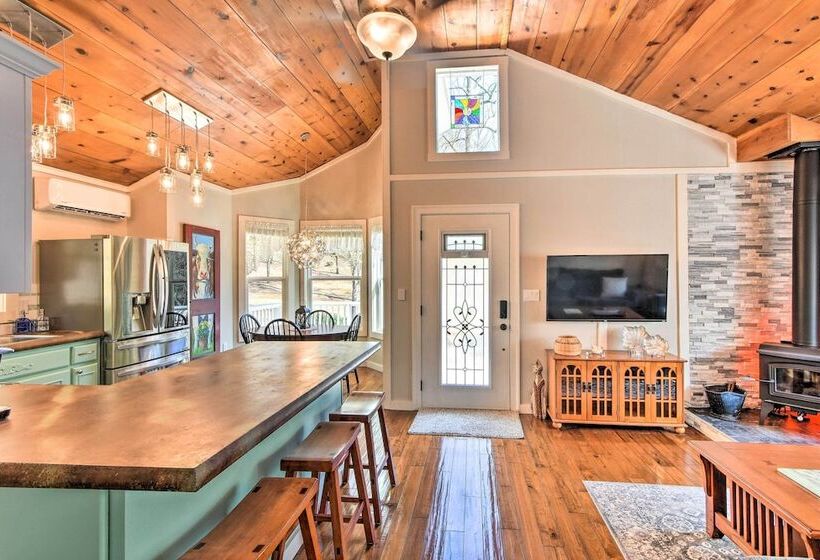 Private Pool, Hot Tub & Yard: Serene Murphy Home