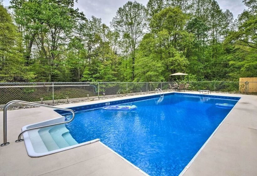 Private Pool, Hot Tub & Yard: Serene Murphy Home