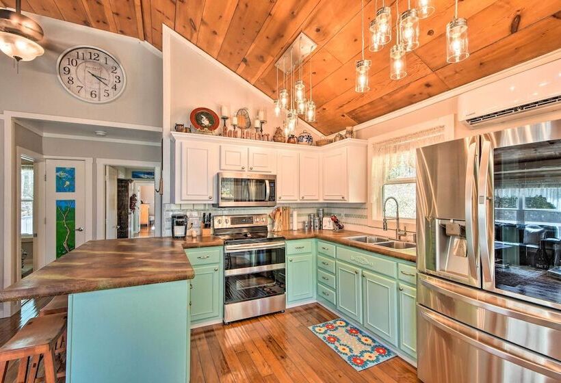 Private Pool, Hot Tub & Yard: Serene Murphy Home