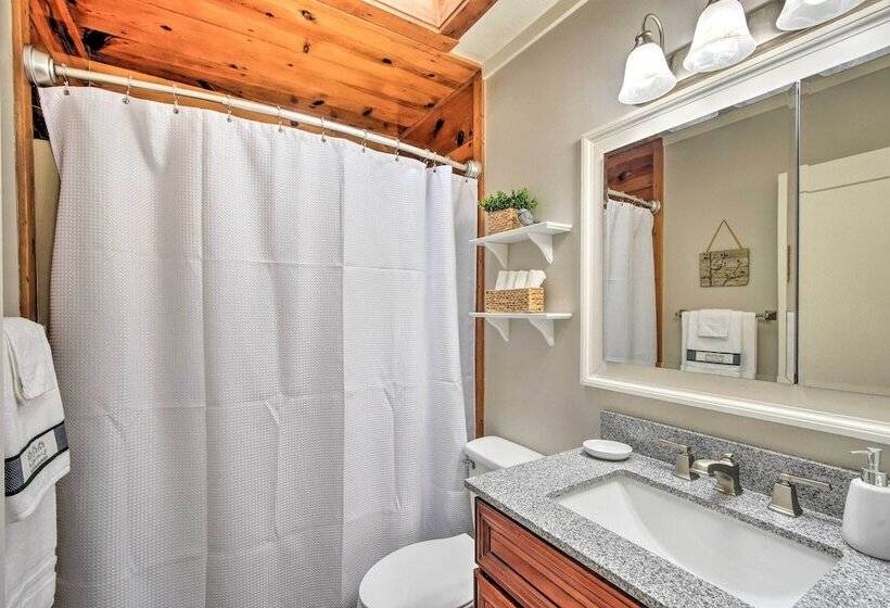 Private Pool, Hot Tub & Yard: Serene Murphy Home