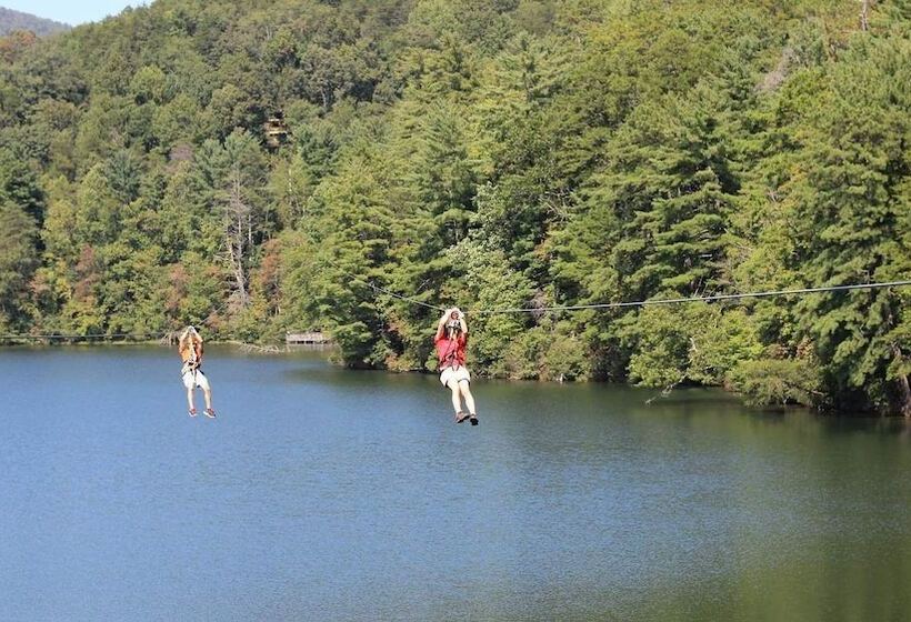 호텔 Timberline Glamping At Unicoi State Park