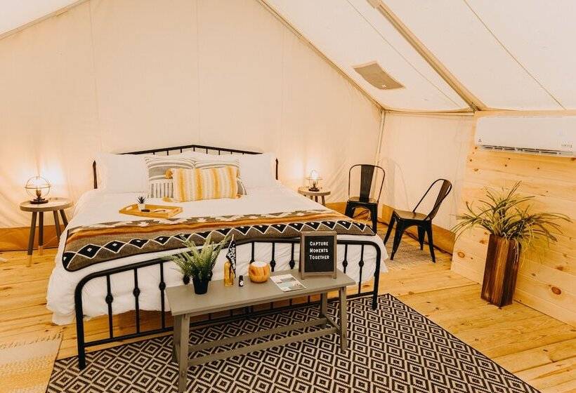 호텔 Timberline Glamping At Unicoi State Park