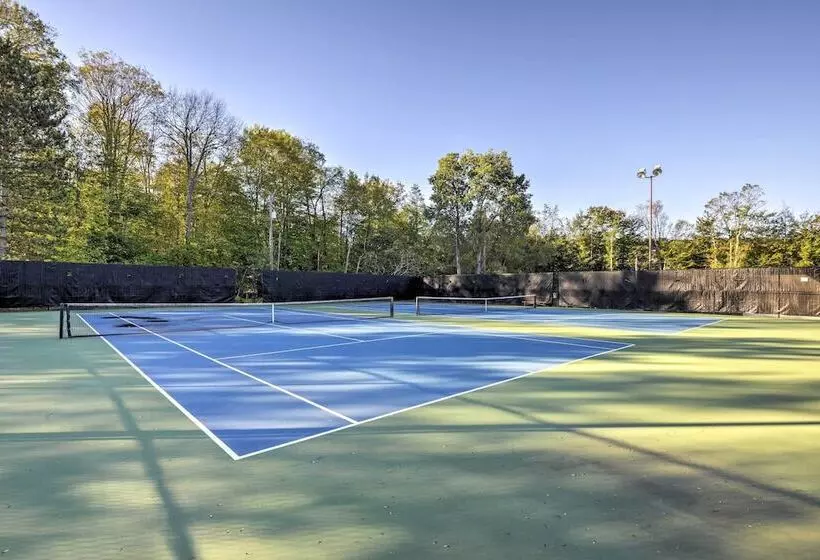 Large Deck + Resort Amenities: Lake Ariel Retreat