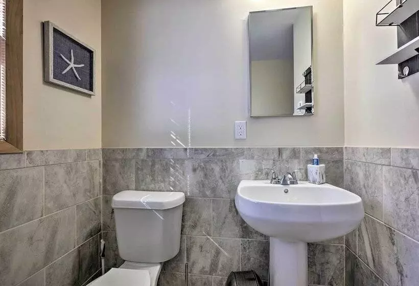 Large Deck + Resort Amenities: Lake Ariel Retreat