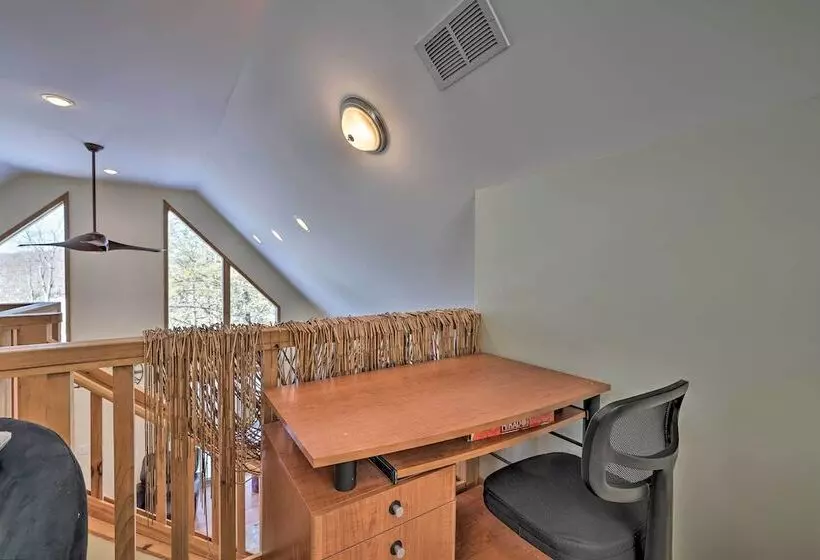 Large Deck + Resort Amenities: Lake Ariel Retreat