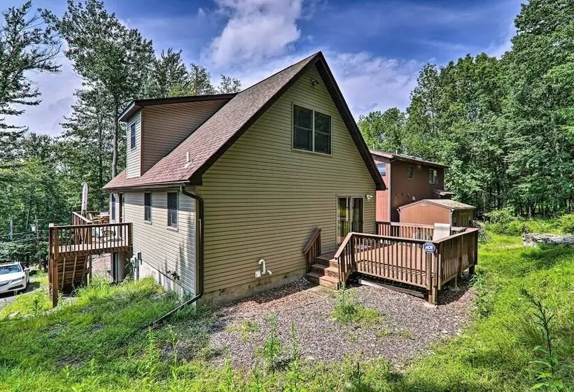 Large Deck + Resort Amenities: Lake Ariel Retreat