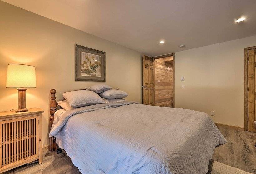 Large Deck + Resort Amenities: Lake Ariel Retreat