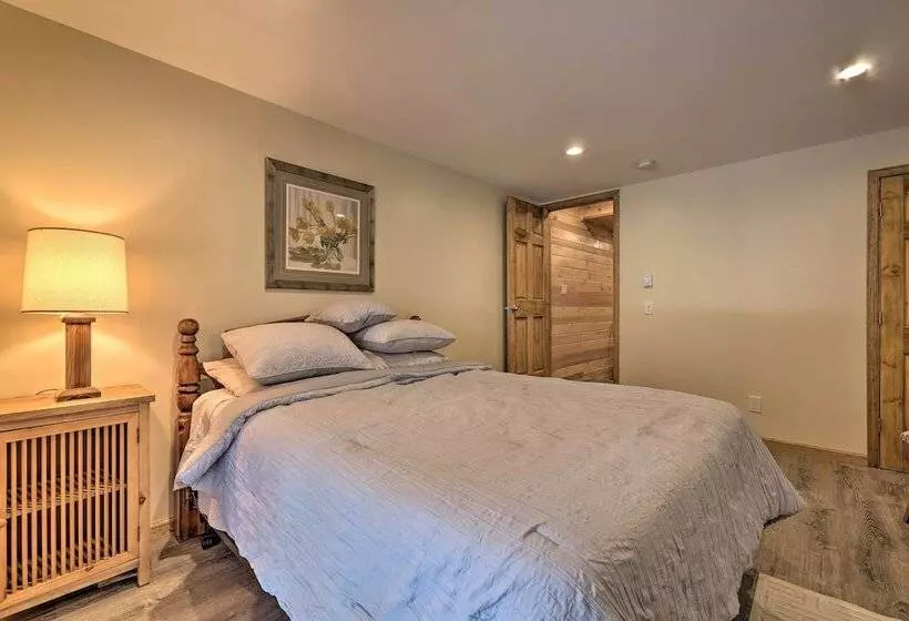 Large Deck + Resort Amenities: Lake Ariel Retreat