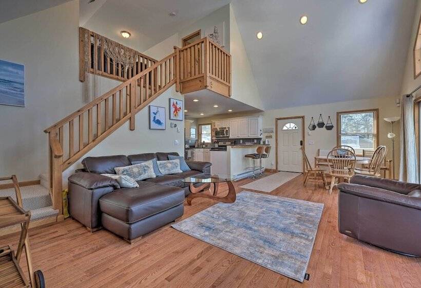 Large Deck + Resort Amenities: Lake Ariel Retreat