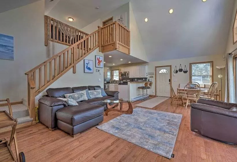 Large Deck + Resort Amenities: Lake Ariel Retreat