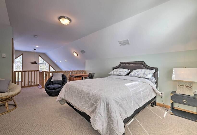 Large Deck + Resort Amenities: Lake Ariel Retreat