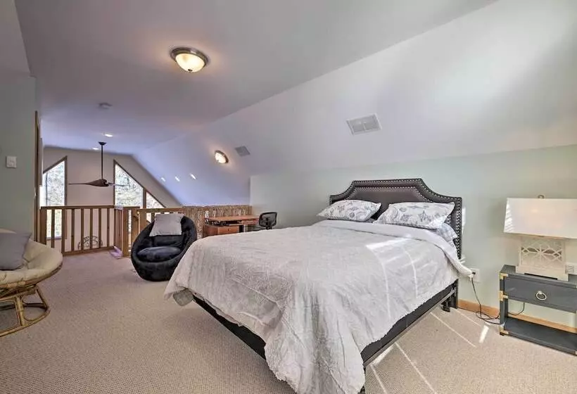 Large Deck + Resort Amenities: Lake Ariel Retreat